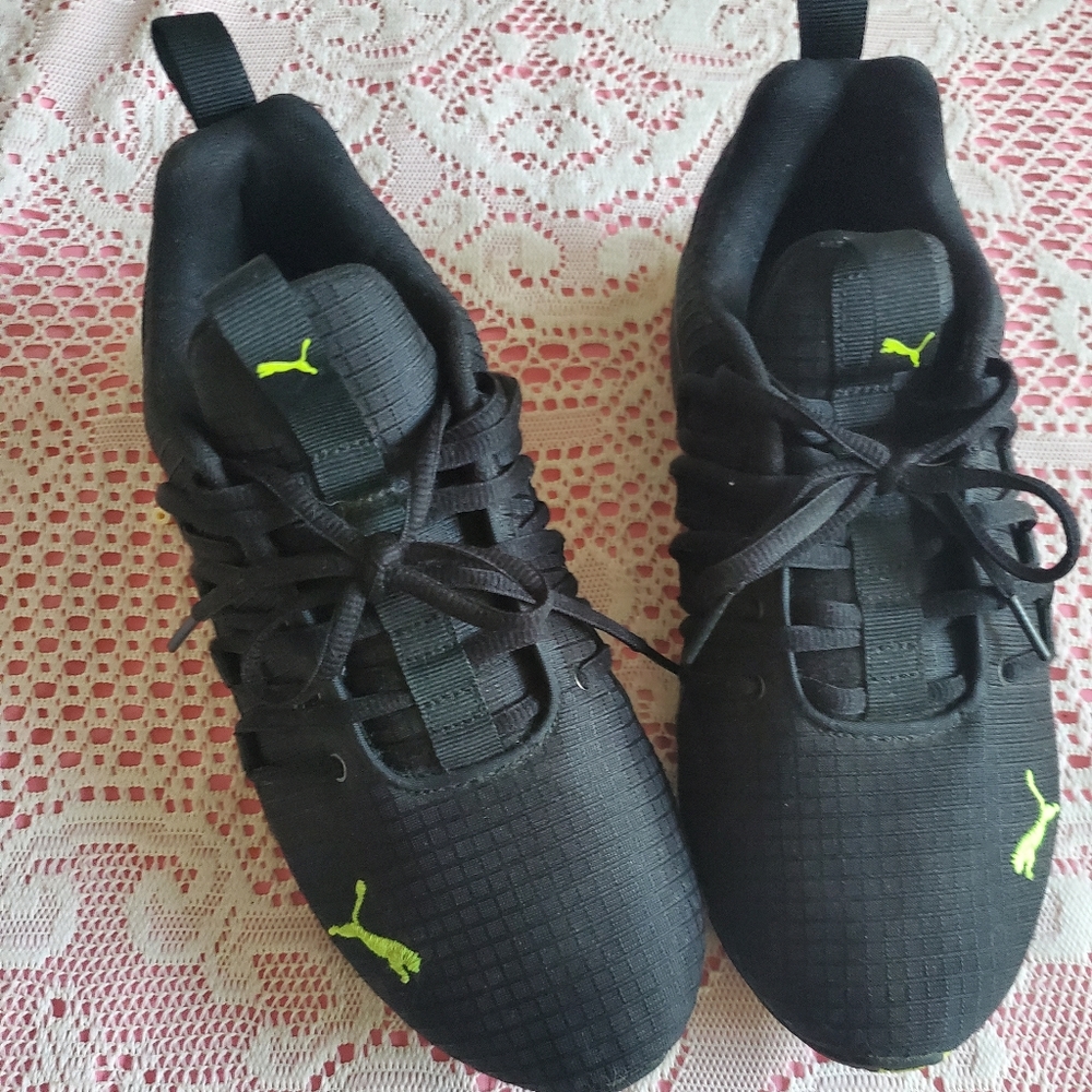 Youth or Women's Puma Tennis shoes